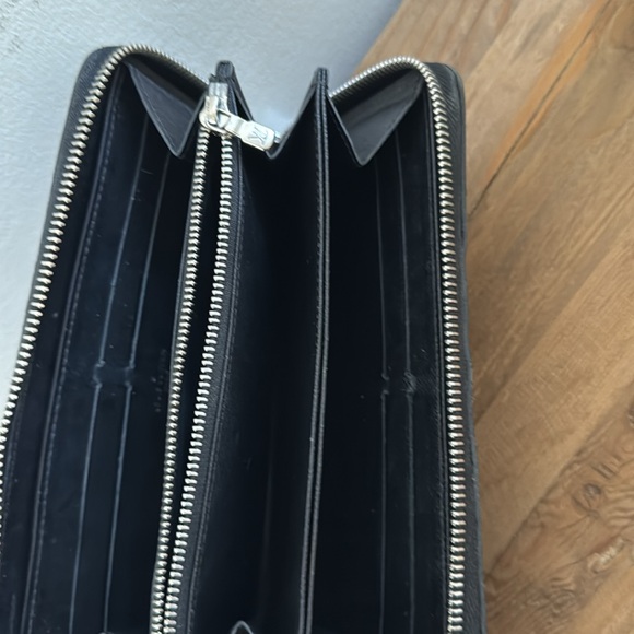 Black Louis Vuitton ripped Wallet - zipper - Picture 3 of 5